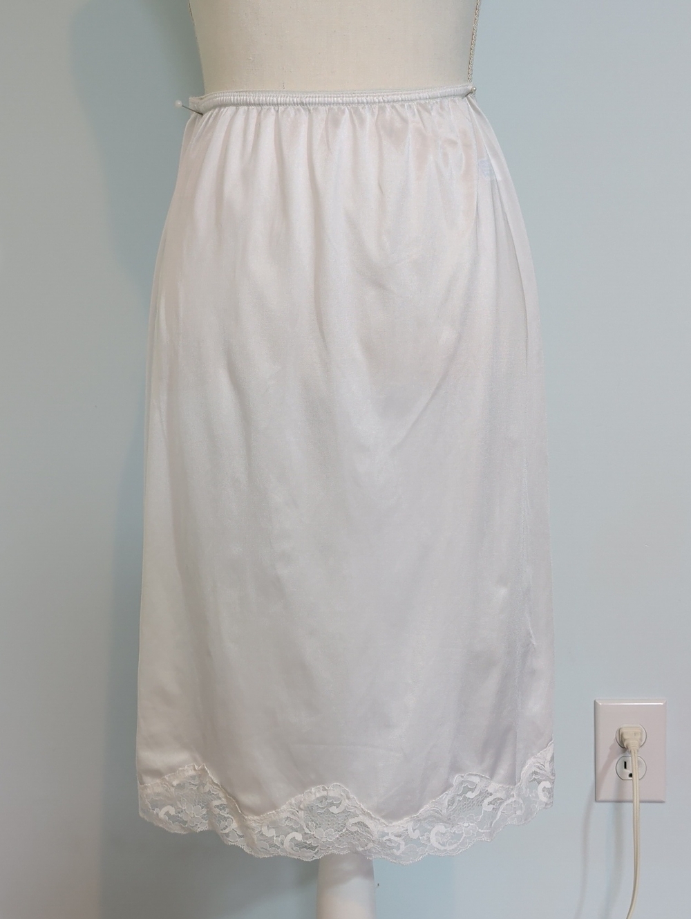 Vintage JCPenney White Satin midi skirt Slip with Lace Trim 90s y2k work wear M